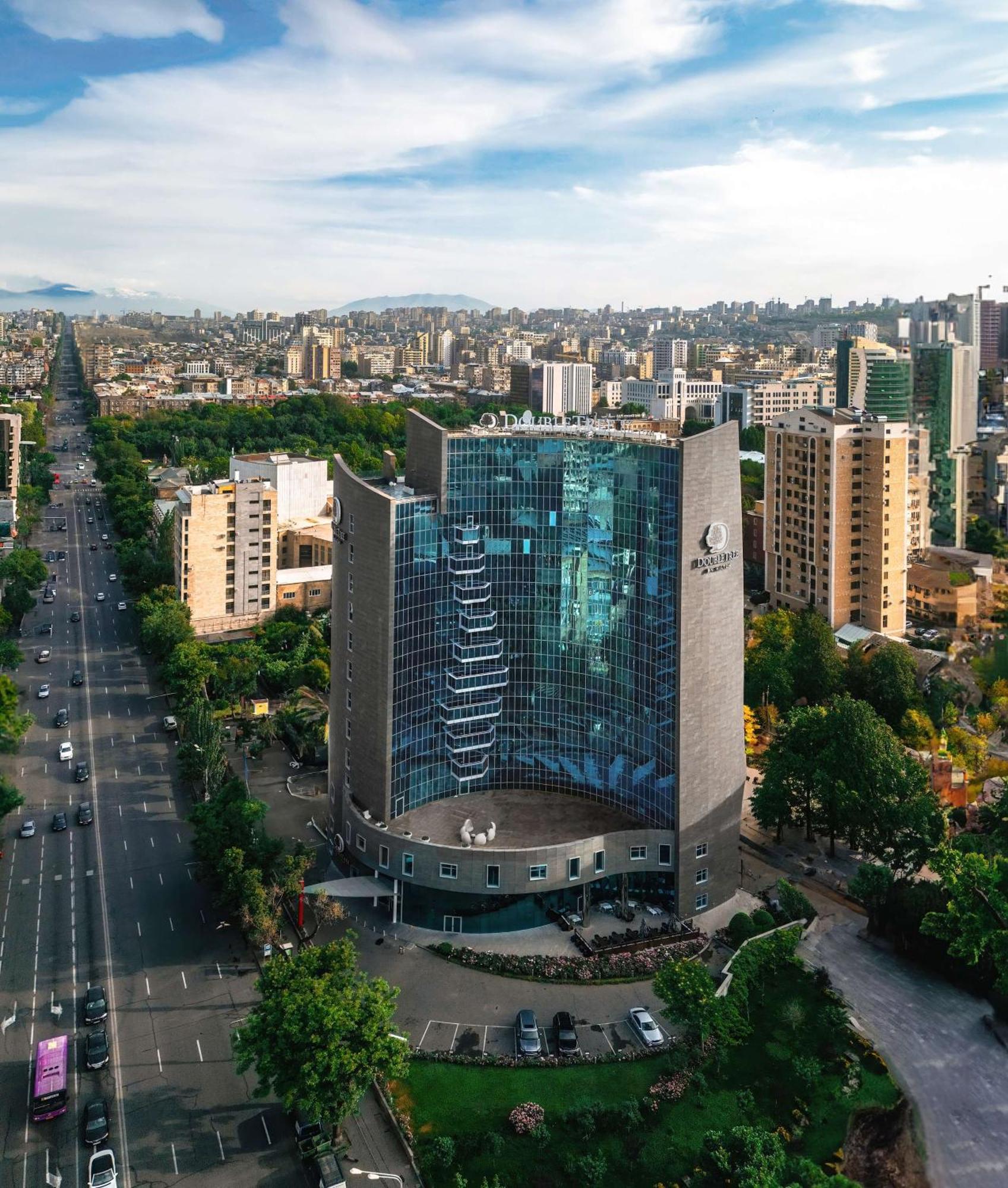 Doubletree By Hilton Yerevan City Centre Exterior foto